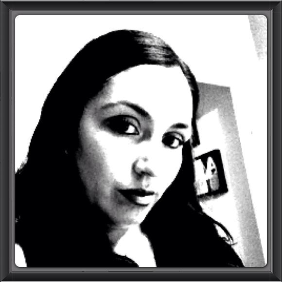 Meet your Posher, Cynthia - Picture 1 of 1